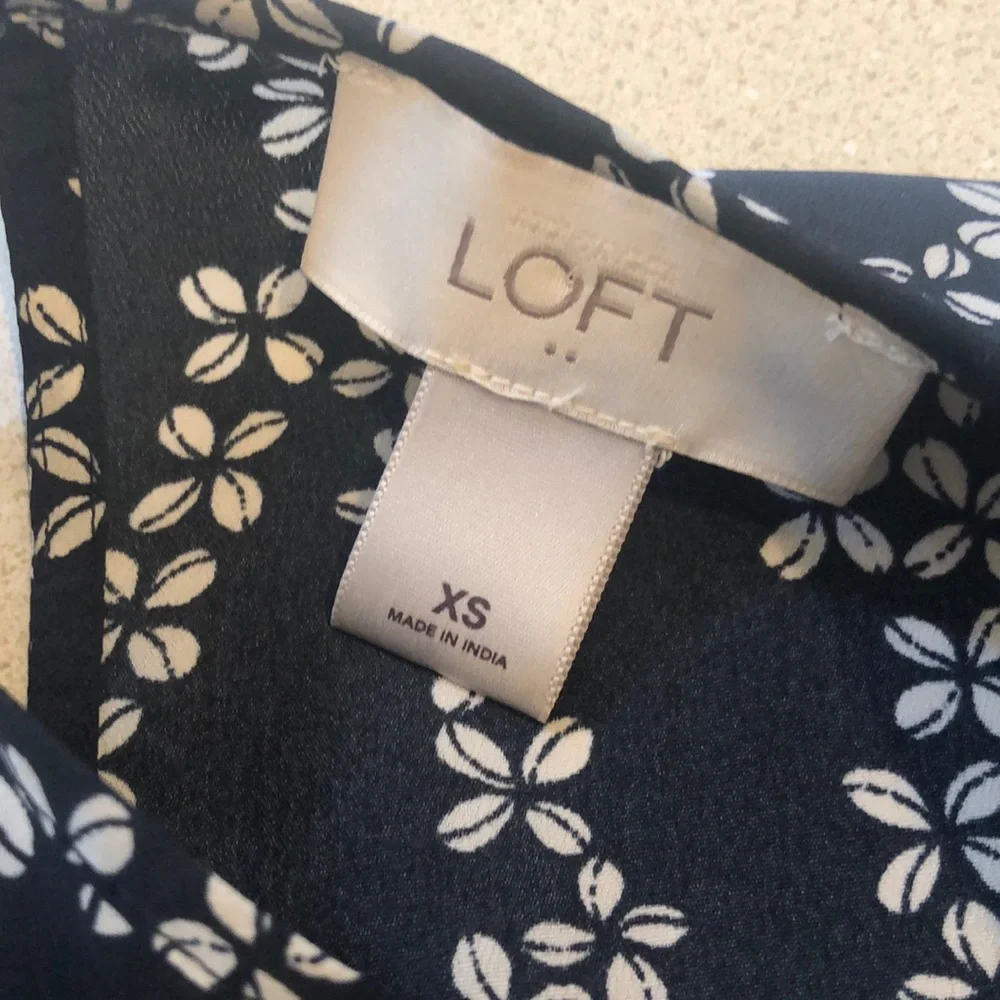 LOFT FACTORY ANN TAYLOR SLEEVELESS CROCHET LACE PLEATED BLOUSE BLK WHT SIZE XS